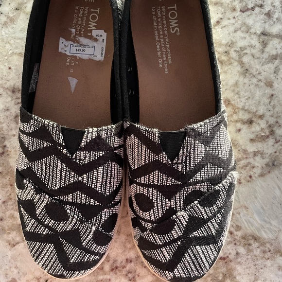 Almost new Toms size 8 - Picture 3 of 6